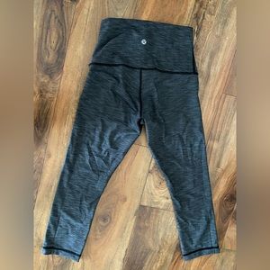 Lululemon black/gray stripe leggings in a size 6. They in GUC.